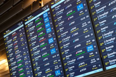 Moskova, RUSSIA - 09.22.2024: Vnukovo Havaalanı 'na varış ve kalkış bilgi panosu