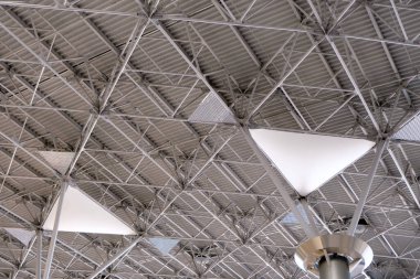 Büyük çatılı ve tavanlı metal tavan..