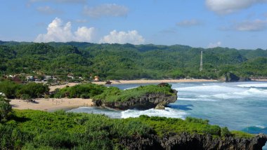 Pantai Drini, Gunung Kidul, Yogyakarta 'daki dağların tepesinden deniz manzarası