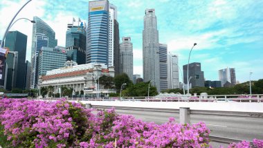 Singapur - 12 Nisan 2019: Singapur şehrinin gökdelenleri, Jübile Köprüsü, Merlion rıhtımı, Marina körfezi, Singapur manzaralı modern Central Business District manzarası