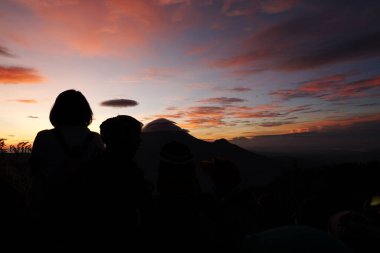 Dieng - Wonosobo, Endonezya - 29 Mayıs 2018 İnsanlar Dieng Wonosobo 'nun güzel Altın Gün Doğumu Sikunir manzarasının tadını çıkarıyor