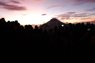 Dieng - Wonosobo, Endonezya - 29 Mayıs 2018 İnsanlar Dieng Wonosobo 'nun güzel Altın Gün Doğumu Sikunir manzarasının tadını çıkarıyor