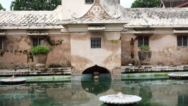 Yogyakarta, Endonezya - 14 Nisan 2017. Taman Sari, Yogyakarta Sultanlığı 'nın eski kraliyet bahçesi.