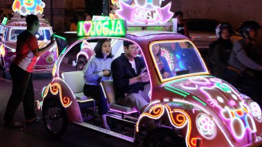 Yogyakarta, Endonezya - 15 Nisan 2017: Endonezya 'da Alun Alun Kidul, Keraton, Yogyakarta, Endonezya' da gece gezisinde aile turistleri veya Odong-odong.