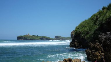 Pantai Drini, Gunung Kidul, Yogyakarta 'daki dağların tepesinden deniz manzarası