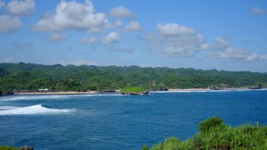 Pantai Drini, Gunung Kidul, Yogyakarta 'daki dağların tepesinden deniz manzarası