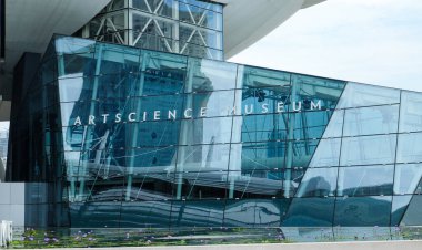 Singapur - 12 Nisan 2019: ikonik Sanat Bilimleri Müzesi binası. Marina Körfezi bölgesinde eşsiz bir mimari. Sanat ve bilimi kusursuz bir şekilde harmanlıyor.