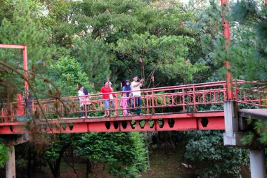 Tangerang 18 Aralık 2016: Yerel turistler kırmızı köprüden geçiyor. Taman Kota 1 BSD 'de, şehirdeki bir halk parkı.