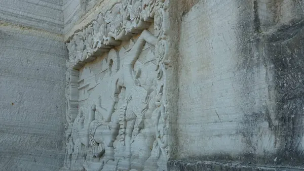 Yogyakarta, Endonezya - 15 Nisan 2017. Tebing Breksi 'deki Arjuna yardım duvarı.