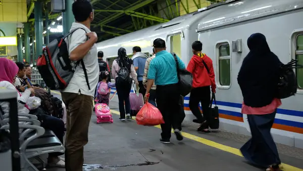 stock image Yogyakarta, Indonesia, April 13, 2017. Train Arrival Situation from Jakarta at Yogyakarta Station. Kereta Api Indonesia or Indonesian Railway