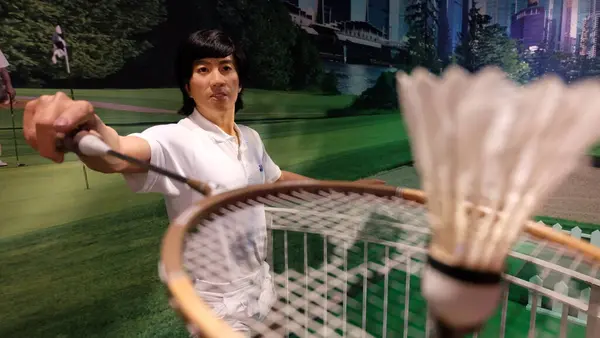 Singapur - 13 Nisan 2019: Rudy Hartono Endonezyalı eski bir badminton oyuncusudur ve Madame Tussauds Singapur 'da erkekler tekler şampiyonluğu rekorunu elinde tutmaktadır.