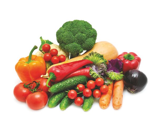 Овощи и фрукты в плетеной корзине изолированы на белом фоне