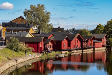 Porvoo kasabası, Finlandiya. Nehir kıyısındaki eski kırmızı ahşap evler