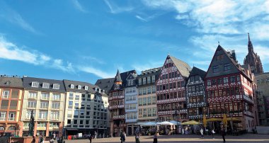 FRANKFURT AM MAIN, ALMANY-HAZİRAN 02-2023: Frankfurt, Almanya 'daki Romerberg şehir meydanı