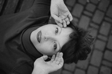 Parlak mavi gözleri ve parlak bir gülümsemesi olan neşeli bir kadın, canlı kırmızı bir kazak giymiş, açık havada poz veriyor. Pazarlama kampanyaları, web siteleri ve reklamlarda kullanım için harika. Özgünlük ve neşeli yaşam üzerine odaklı reklamlar..