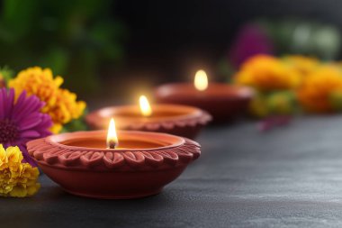Geleneksel bir Deepam gaz lambasının detaylı bir yakın çekimi, onun karmaşık tasarımı ve sıcak, parıldayan ışığı, Diwali sırasında ışığın saflığını sembolize ediyor..