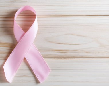 Ahşap arka planda pembe bir kurdele. Göğüs kanseri önleme kampanyası. Pembe Ekim. Yapay Zeka ile oluşturuldu