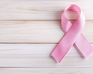 Ahşap arka planda pembe bir kurdele. Göğüs kanseri önleme kampanyası. Pembe Ekim. Yapay Zeka ile oluşturuldu