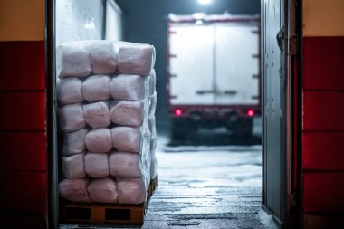 Donmuş Et Raflara Yüklendi Dondurulmuş bir kamyonun içinde Depo 'ya geliyor. Yapay Zeka ile oluşturuldu