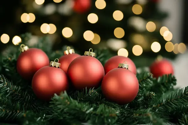 Noel ağacındaki Noel süsleri. Mutlu noeller. Yapay Zeka ile oluşturuldu