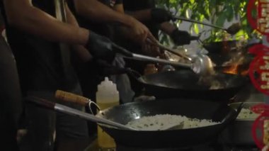 Sokak yemekçisinde yemek pişirmek. Buenos Aires, Arjantin - 29 Ocak 2024