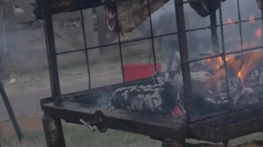 ateş ve kömür, yemek pişirme, sokak tezgahı, Buenos Aires, Arjantin, 29 Ocak