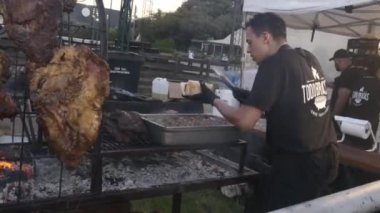 Yemek hazırlama, sokak tezgahı, Buenos Aires, Arjantin, 29 Ocak 2024