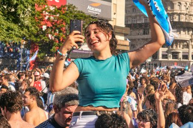 Arjantin 'de Dünya Kupası' nı kutluyoruz. Arjantin formalı neşeli bir kız Arjantin 'in Dünya Kupası zaferini kutlamak için şarkı söylüyor. Buenos Aires, Arjantin - 18 Aralık 2022