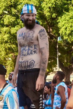 Arjantin 'de Dünya Kupası' nı kutluyoruz. Bir sürü dövmesi olan mutlu bir Arjantinli Dünya Kupası zaferi için gülümsüyor. Buenos Aires, Arjantin - 18 Aralık 2022