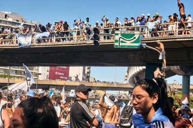 Arjantin 'de Dünya Kupası' nı kutluyoruz. Arjantin 'in en büyük köprüsü Arjantin Dünya Kupası zaferini kutlayan insanlarla dolu. Buenos Aires, Arjantin - 18 Aralık 2022