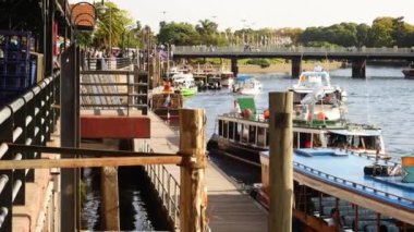 Kaplan nehrindeki tekneler. Buenos Aires, Arjantin.