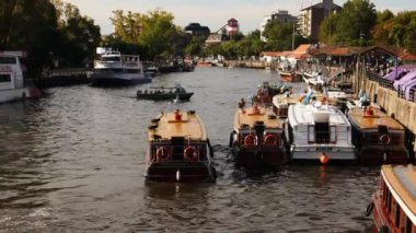 Kaplan nehrindeki tekneler. Buenos Aires, Arjantin.