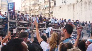 Arjantinliler Arjantin 'deki Dünya Kupası' nı Corrientes Bulvarı 'nda kutluyorlar. Dikilitaş' a doğru yürüyorlar. Dünya futbol şampiyonası Arjantin şampiyonu. Buenos Aires, Arjantin - 18 Aralık 2022