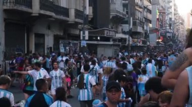 Arjantinli hayranlar dev bir Arjantin bayrağıyla her yerde. Arjantin, Dünya Kupası şampiyonu. Buenos Aires, Arjantin - 18 Aralık 2022