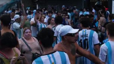 Arjantin Dünya Kupası 'nı kutlayan Arjantinli taraftarlarla çevrili. Arjantin, Dünya Kupası şampiyonu. Buenos Aires, Arjantin - 18 Aralık 2022