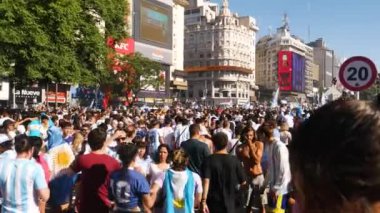 Obelisk Arjantinli taraftarlarla dolu. Arjantin 'in Dünya Kupası' ndaki zaferini kutluyorlar. Buenos Aires, Arjantin - 18 Aralık 2022