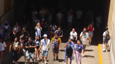 Bir kamyonda Arjantinliler Dünya Kupası 'nı coşkuyla kutluyorlar. Arjantin Dünya Kupası şampiyonu. Buenos Aires, Arjantin - 18 Aralık 2022