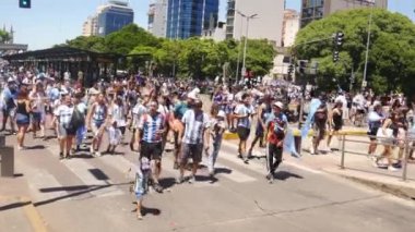 Arjantinli taraftarlar dünya kupasını kutlamak için karanlık bir köprüden ayrılıyorlar. Arjantin Dünya Kupası şampiyonu. Buenos Aires, Arjantin - 18 Aralık 2022