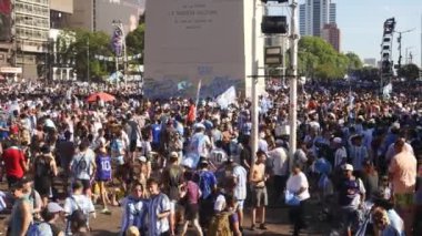 Obelisk Arjantinli taraftarlarla dolu. Arjantin 'in Dünya Kupası' ndaki zaferini kutluyorlar. Buenos Aires, Arjantin - 18 Aralık 2022