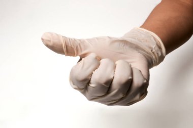 Laboratuvar eldivenli Latin adam onaylıyor.