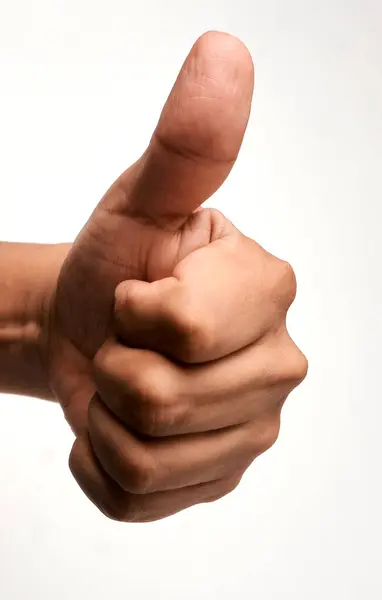 İzole edilmiş beyaz arka planda başparmağı olan Latin bir adam.