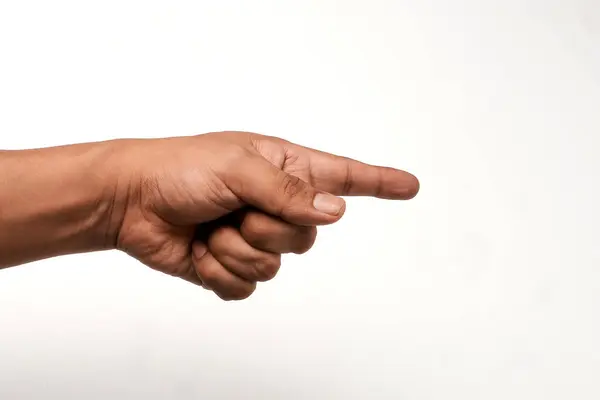 Beyaz arka planda izole edilmiş işaret parmağıyla işaret eden Latin bir adam. Dokunma, seçim ve baskı kavramları için ideal. Yakın plan görünümü, bir jest gösteriliyor