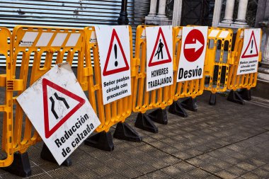  Yol çalışması nedeniyle şeritlerin kapandığını gösteren trafik işaretleri