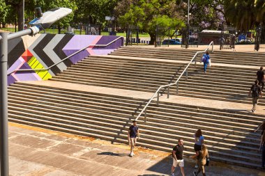 Buenos Aires, Arjantin - 27 Kasım 2024: Merdivenler, Kolaj, grafiti ve sokak sanatı. Ortasında büyük bir ağaç. Recoleta.