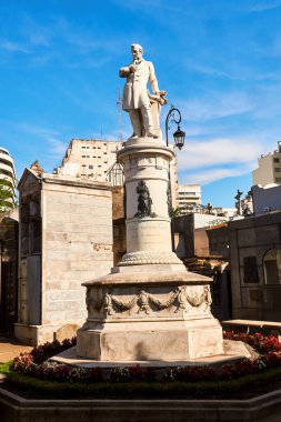 Buenos Aires, Arjantin - 27 Kasım 2024: La Recoleta Mezarlığı, Arjantin 'in Buenos Aires semtinde yer almaktadır. Valentin Alsina gibi önemli insanların mezarlarını içerir..