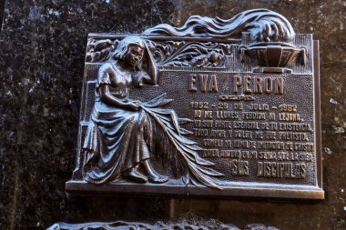 Buenos Aires, Arjantin - 27 Kasım 2024: Evita 'nın Mezarı, Arjantin' in Buenos Aires kentindeki Recoleta Mahallesi 'nde bulunan La Recoleta Mezarlığı plaketi.