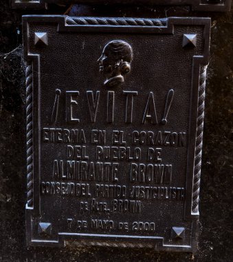 Buenos Aires, Arjantin - 27 Kasım 2024: Evita 'nın Mezarı, Arjantin' in Buenos Aires kentindeki Recoleta Mahallesi 'nde bulunan La Recoleta Mezarlığı plaketi.