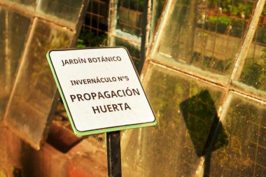 Botanik bahçesi sera üretimi işareti altın ışıkta. Buenos Aires, Arjantin - 5 Ekim 2024 Carlos Thays Botanik Bahçesi, Palermo, Buenos Aires, Arjantin.