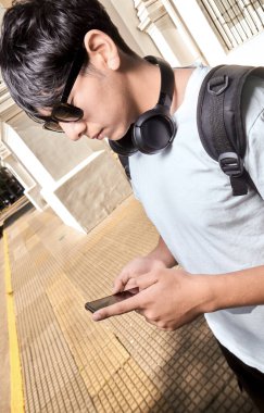 Genç Adam Yürürken Akıllı Telefonla Mesajlaşıyor 