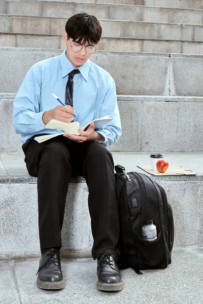 Açık hava molası sırasında Genç Şehir Profesyonel Yazma Defteri